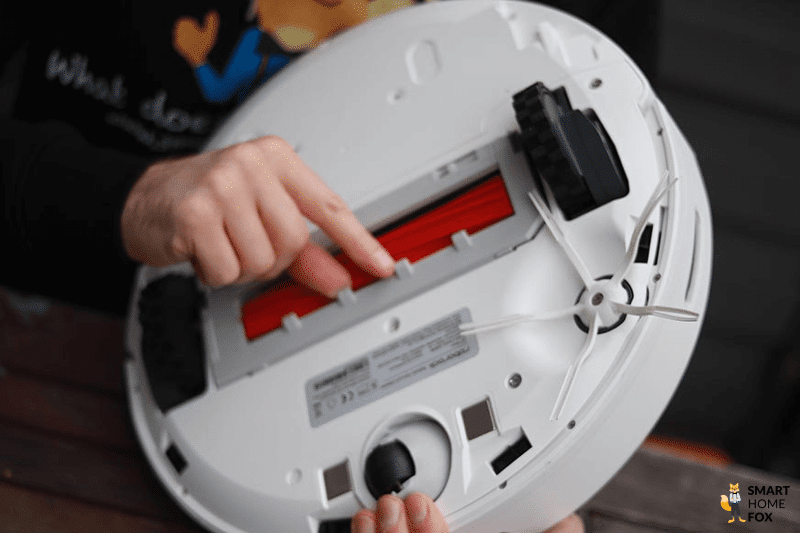 Выступы на нижней стороне Roborock Q7 Max.